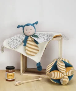 Doudou et Compagnie Balle d'éveil bébé avec Hochet intégré - Pollen l'abeille en coton BIO - 15 cm - Modèle aléatoire><noscript><img width=