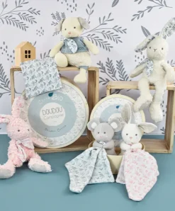 Doudou et Compagnie Chien peluche beige avec mouchoir bleu en coton BIO - 22 cm><noscript><img width=