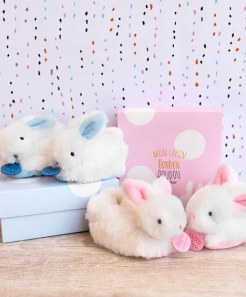 Doudou et Compagnie Coffret cadeau naissance chaussons lapin rose avec hochet - 0/6 mois> Chaussons