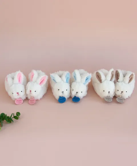 Doudou et Compagnie Coffret cadeau naissance chaussons lapin bleu avec hochet - 0/6 mois> Chaussons