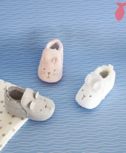 Doudou et Compagnie Coffret chaussons Bébé blancs - 0/6 mois><noscript><img width=