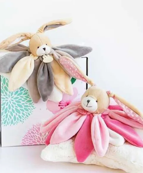 Doudou et Compagnie Coffret Doudou lapin pétales Collector rose - 28 cm> Doudou Plat