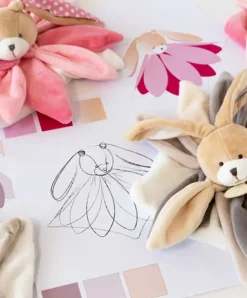 Doudou et Compagnie Coffret Doudou lapin pétales Collector rose - 28 cm><noscript><img width=