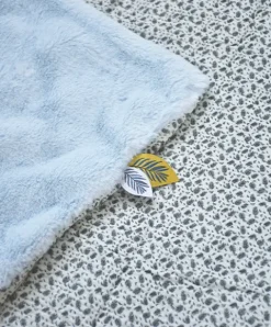 Doudou et Compagnie Couverture bébé plaid Douceur Yoca le koala - Bleu - 70 x 100 cm><noscript><img width=