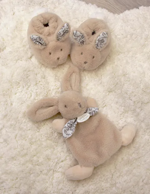 Doudou et Compagnie Lapin Doudou - Coffret cadeau Chaussons et Doudou Beige 15 cm> Petit Format|Doudou Plat