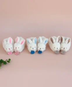 Doudou et Compagnie Coffret cadeau naissance chaussons lapin bleu avec hochet - 0/6 mois