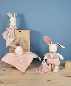 Doudou et Compagnie Doudou mouchoir lapin rose en coton BIO - 15 cm