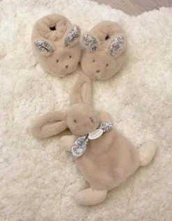 Doudou et Compagnie Lapin Doudou - Coffret cadeau Chaussons et Doudou Beige 15 cm