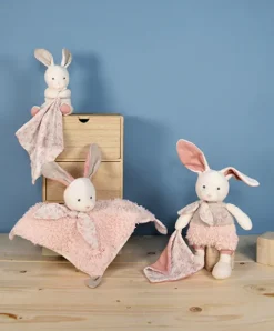 Doudou et Compagnie Lapin peluche écrue avec mouchoir rose en coton BIO - 22 cm